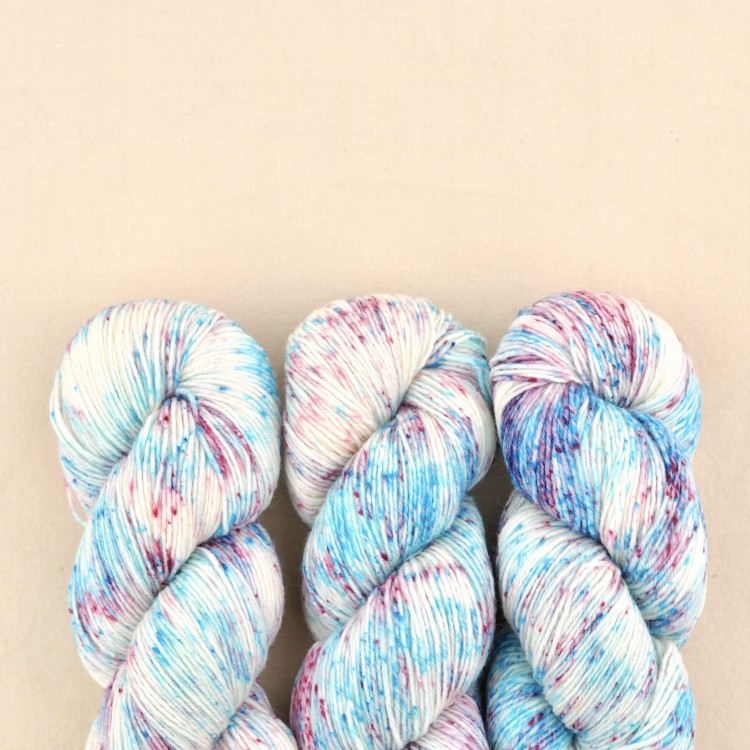 wloczka skarpetkowa recznie farbowana welna merino superwash welna na skarpety lazy lion kremke niebieski rozowy.JPG