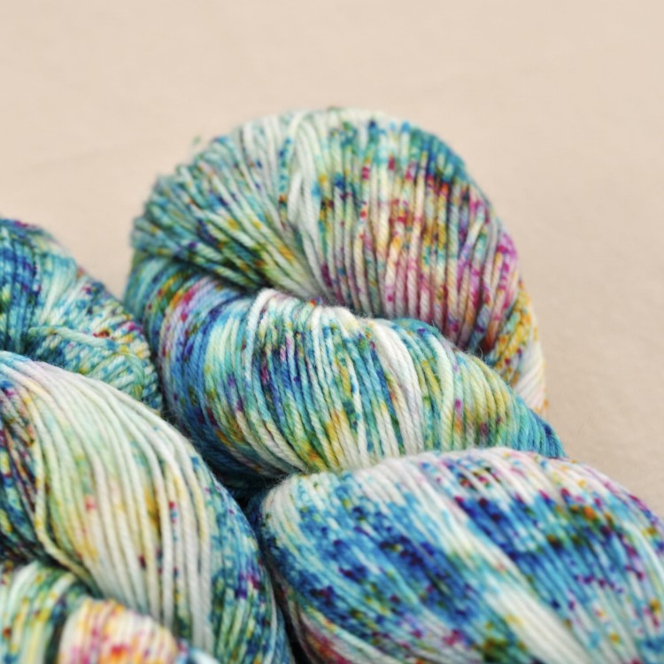 welna na skarpety do prania w pralce skarpetki robione na drutach niebieska welna.JPG