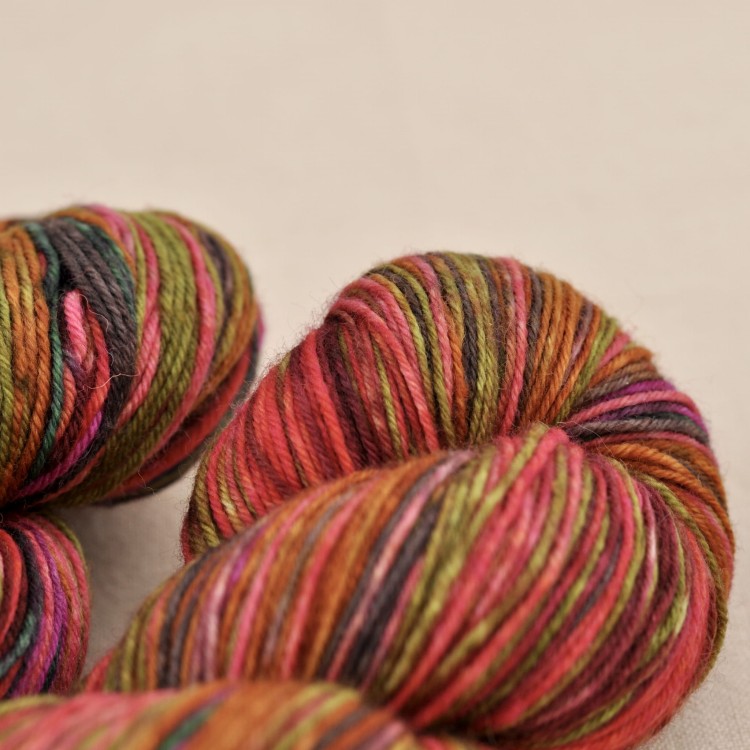 skarpety na drutach wloczka na skarpetki kolorowa welna merino czerwona.JPG