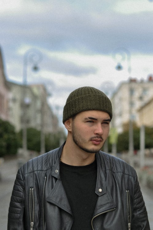 wzor na druty na czapke meska zimowa czapka na drutach zlodziejnka welna merynosa.JPG