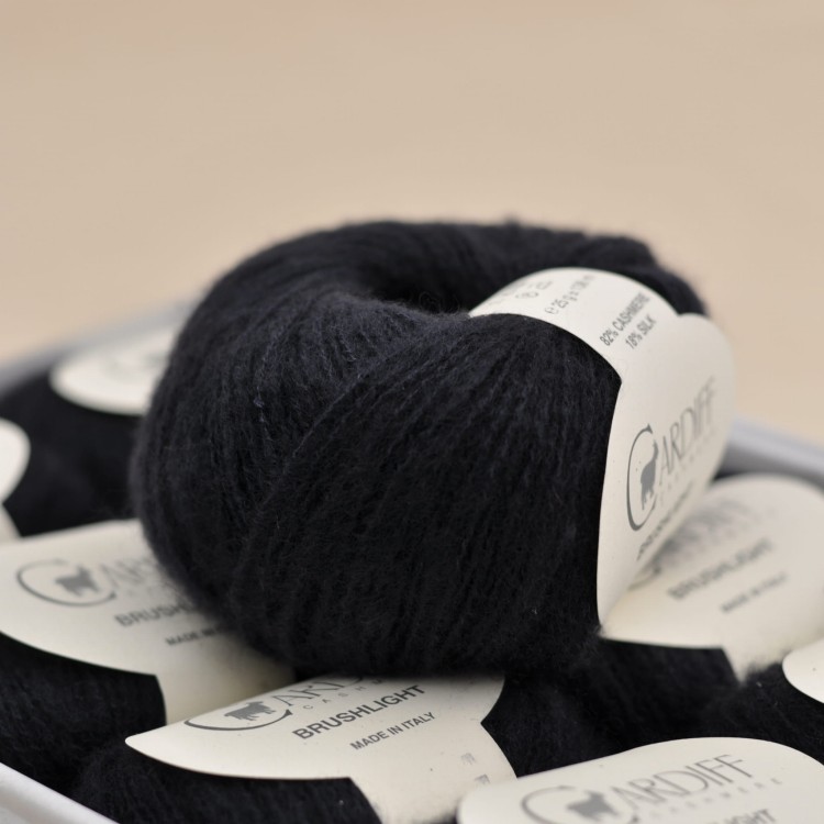 wloczka brushlight cardiff cashmere kaszmir jedwab niebieski granatowy 109 miekka puszysta welna.JPG