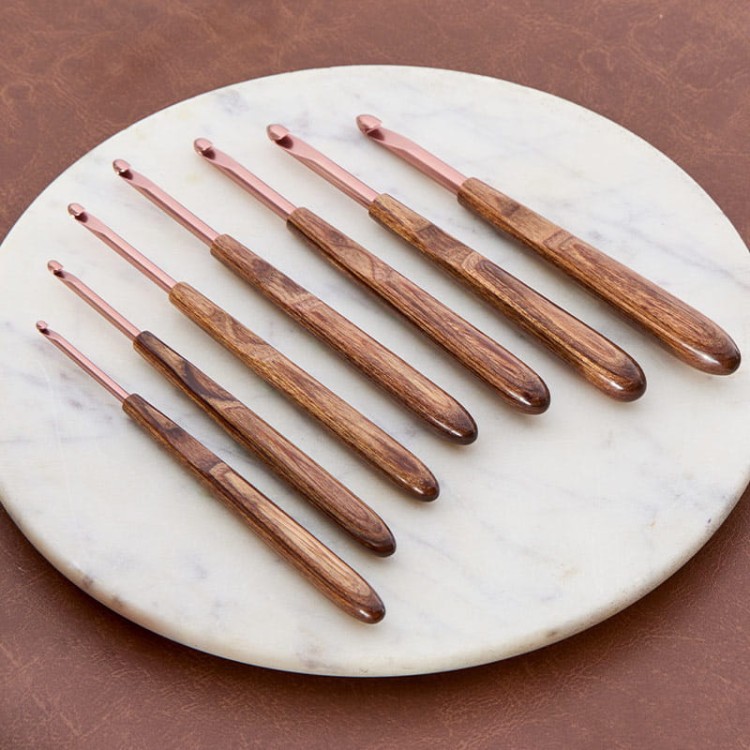 zestaw szydelek prezentowy dla dziewiarki wersja limitowana drewniane szydelka centymetr krawiecki skladane nozyczki wloczki motek knitpro mellow-mothers-day-sets-5.jpg