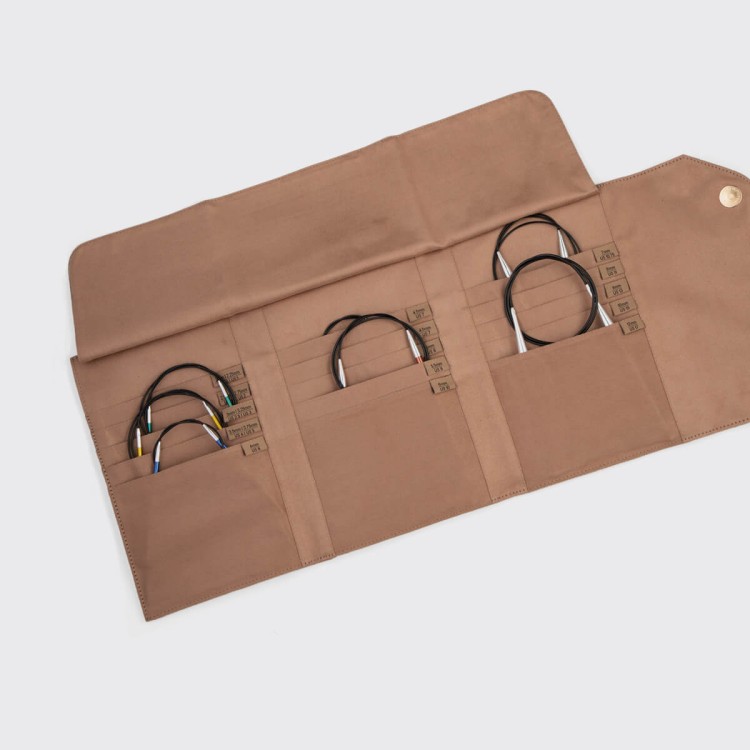etui na druty na zylce akcesoria dziewiarskie zamszowe skorzane knitpro jasny bezowy closed-case-clay-fixed-circular-needle-case_2.jpg