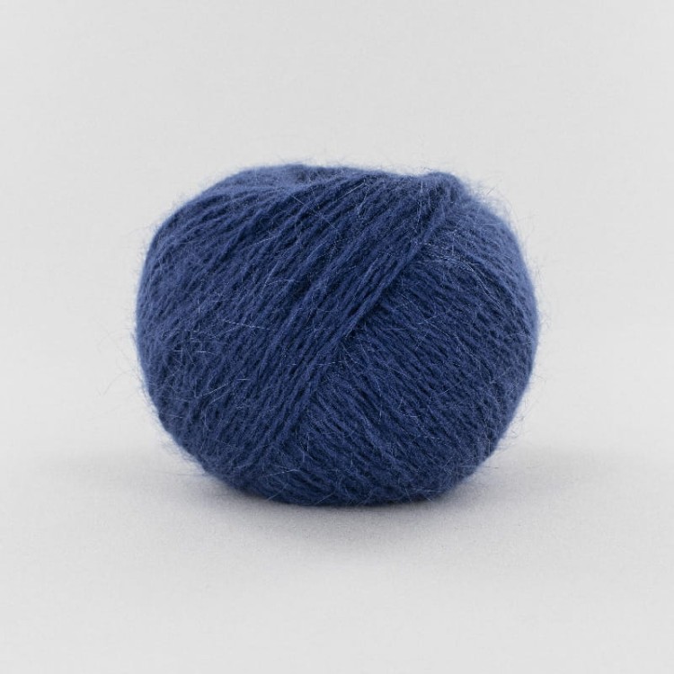 wloczka angora welna krolicza welna merino merynosa miekka puszysta wloczka zamiennik kid silk moherj jedwab COEUR D’ANGORA motek na druty dzierganie ecru fonty granatowy niebieski jeans.jpg