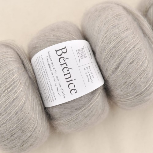 motek berenice de rerum natura kid silk moher jedwab welna merino merynosa delikatna niegryzaca cienka wloczka moherowa na druty szydelko dzierganie czlodny bezowy.JPG