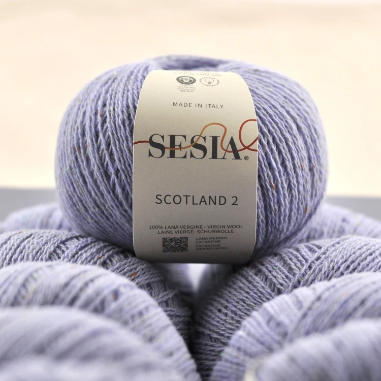 cienka włóczka Sesia Scotland 2 wełna merino tweed z kolorowymi wtrąceniami bardzo wydajna niegryząca dzierganie motek fioletowy.JPG