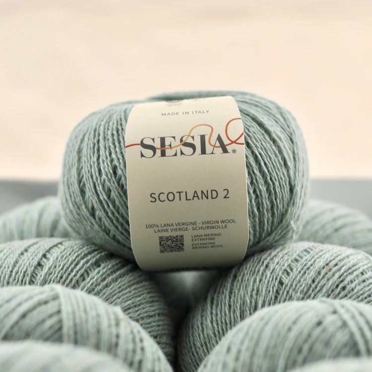 cienka włóczka Sesia Scotland 2 wełna merino tweed z kolorowymi wtrąceniami bardzo wydajna niegryząca dzierganie motek zielony.JPG
